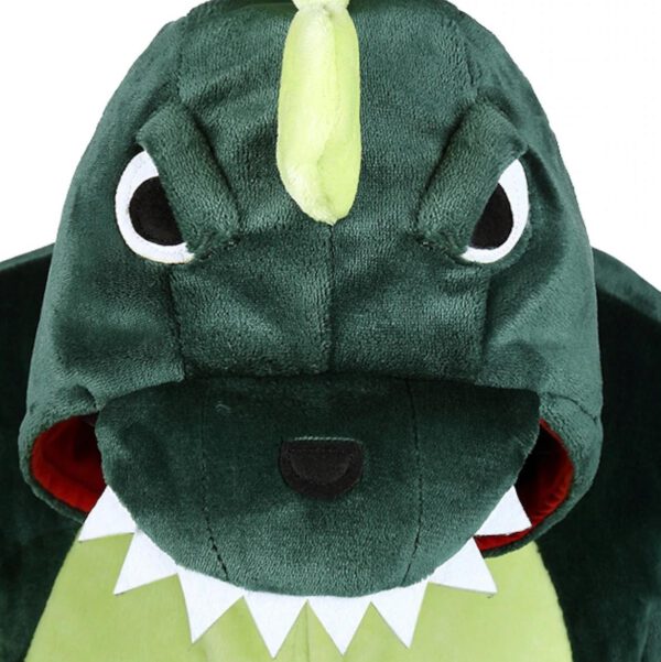 Groene draak onesie met pluche dinosaurus kop, grote ogen en witte tanden, close-up van capuchon