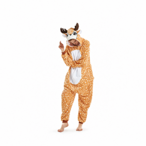 Kinderen en volwassenen in zachte hert onesies met gewei en witte buik op een witte achtergrond.
