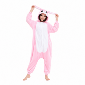 Kinderen en volwassenen in zachte roze konijn onesies met lange oren, witte buik en pluizige konijnenstaart.