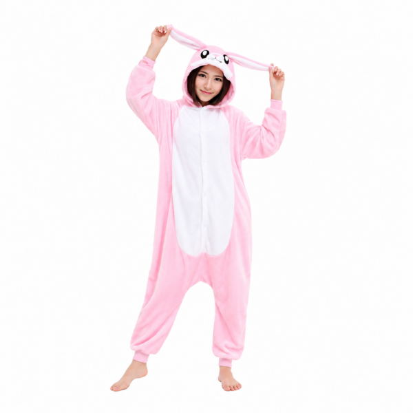 Kinderen en volwassenen in zachte roze konijn onesies met lange oren, witte buik en pluizige konijnenstaart.