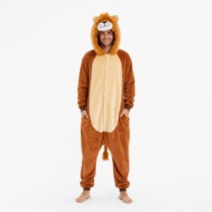 Kinderen en volwassenen dragen zachte bruine leeuw onesies met capuchon, leeuwenmanen en een lichte buik.