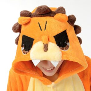 Kind en volwassene in oranje leeuw onesie met manen, staart en capuchon, poserend op een vrolijke manier tijdens carnaval of verkleedfeest.