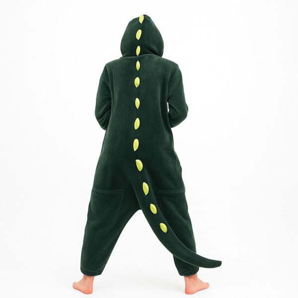 Groene draak onesie met capuchon en losse staart, gezien van achteren.