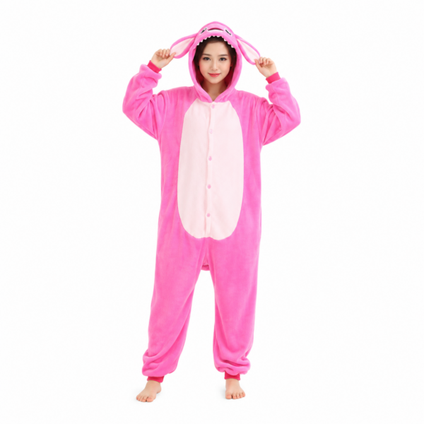 Kinderen en volwassenen in roze Angel Stitch onesies met grote oren en lichte buik