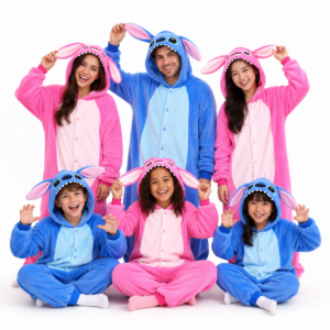 Kinderen en volwassenen in Angel en Stitch onesies met grote oren en lichte buik