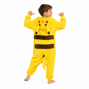 Zachte gele Pikachu Pokemon onesie met capuchon, lange oren en bruine details.