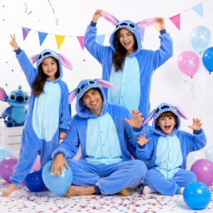 Kinderen en volwassenen in blauwe Stitch onesies met grote oren en lichte buik