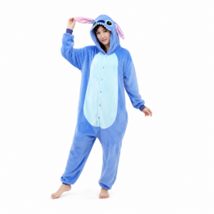 Kinderen en volwassenen in blauwe Stitch onesies met grote oren en lichte buik